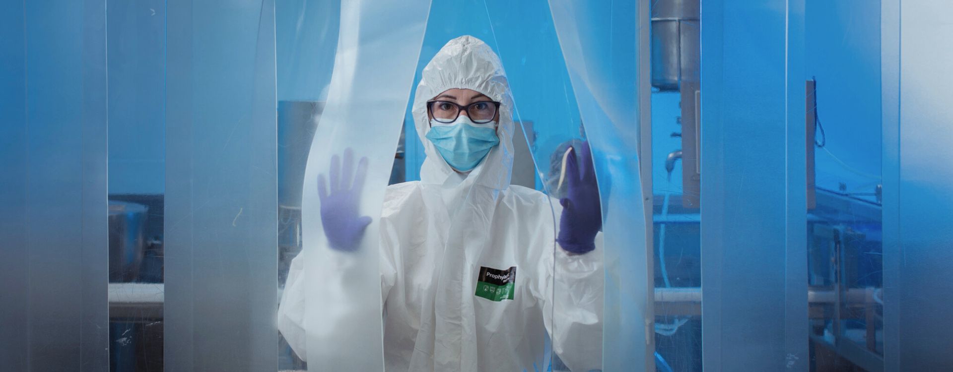 Collaboratrice di Biofarma Group impiegata nello stabilimento dedicato alla produzione di probiotici