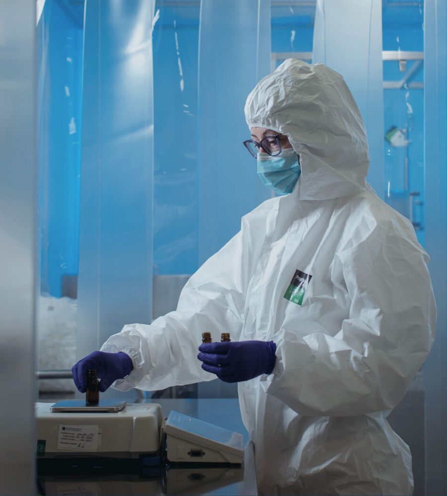 Collaboratrice di Biofarma Group impiegata nello stabilimento dedicato alla produzione di probiotici